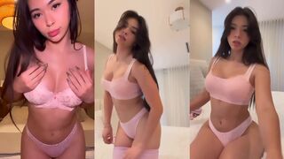 Tiktok girl Aishah Sofey aka Kwaii Sofey Nude Striptease Leaked Onlyfans Video