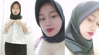 Nisa fingering in plump pussy
