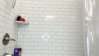 Gianna Krinock strips and gets into a bath on stream