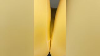 Lilith Cavaliere Yellow Scrunch Butt Legging Close Up